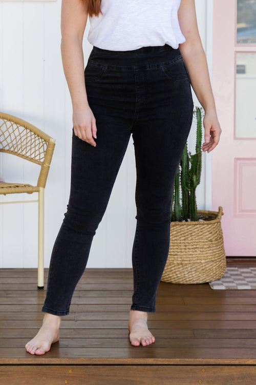 Corey Pull on Jeans in Vintage Black