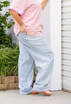 Jace Relaxed Jeans in Light Blue