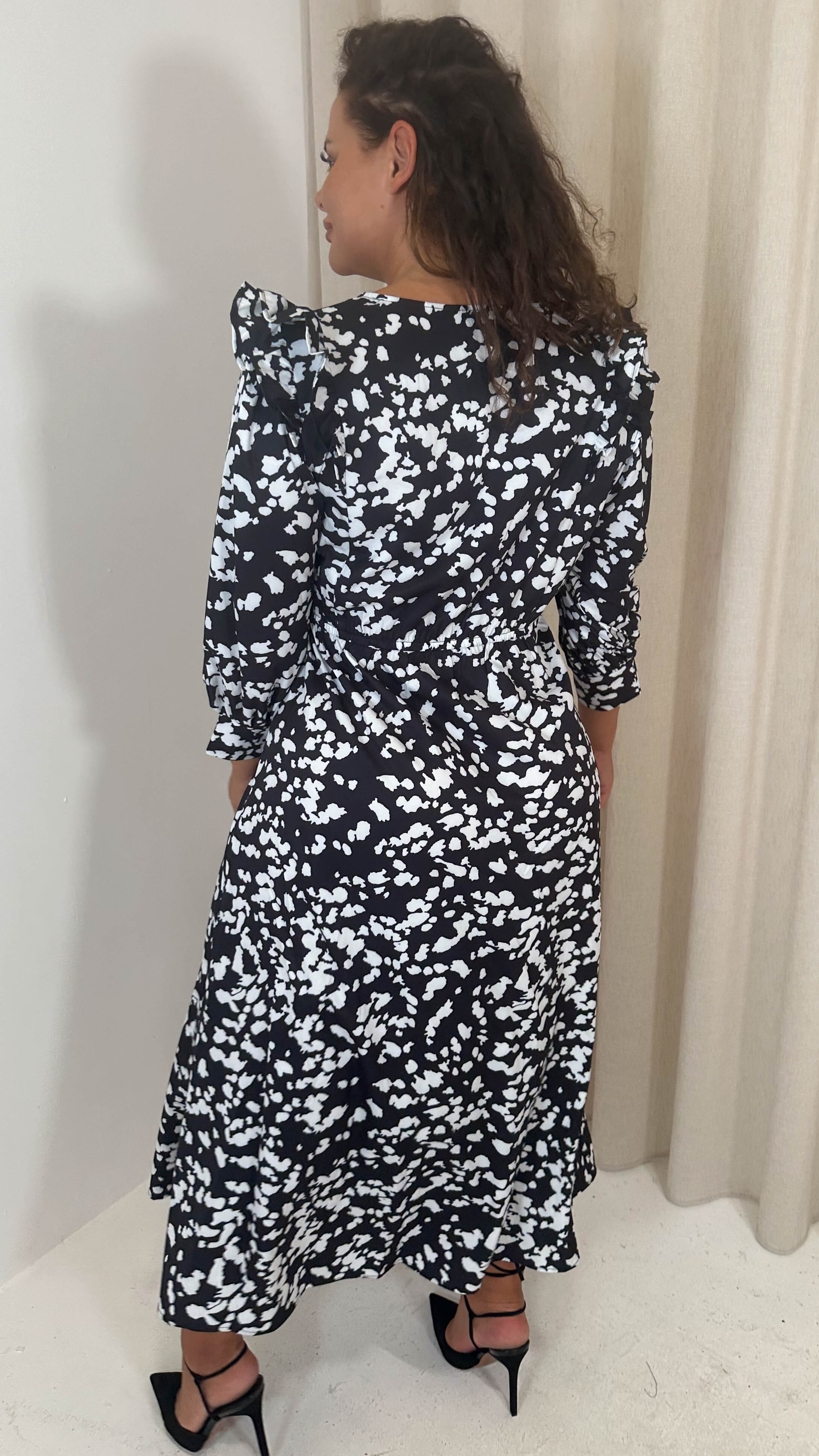 CurveWow Ruffle Shoulder V Neck Midi Dress Mono Smudge